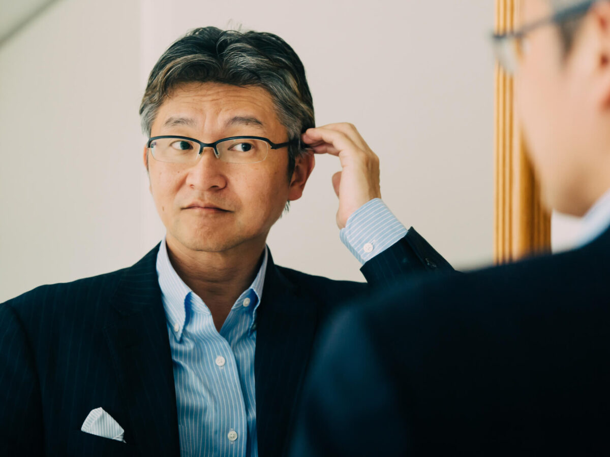 白髪だと薄毛になりやすいって本当？原因や対策を徹底解説！ 