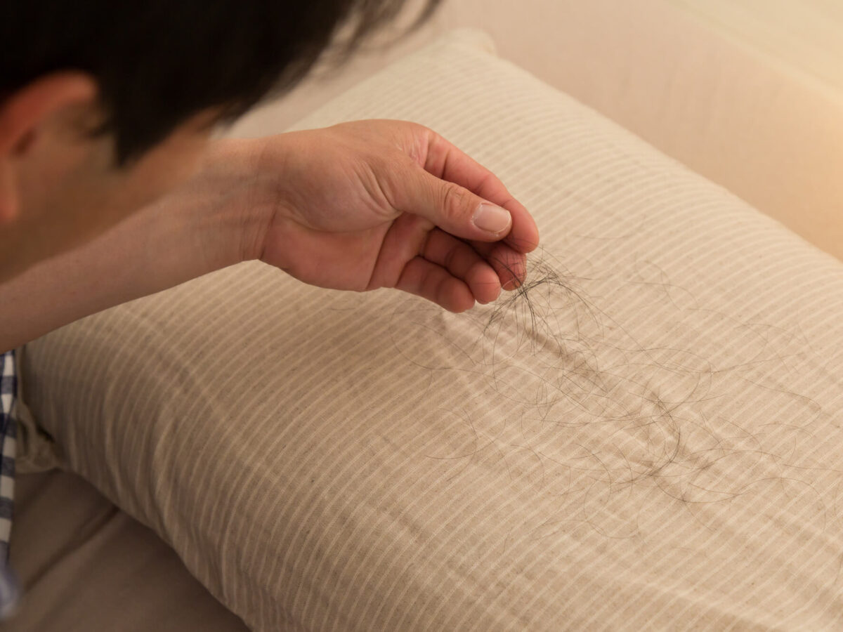 抜け毛が多い人必見！髪が抜ける原因と対策法を徹底解説！ 