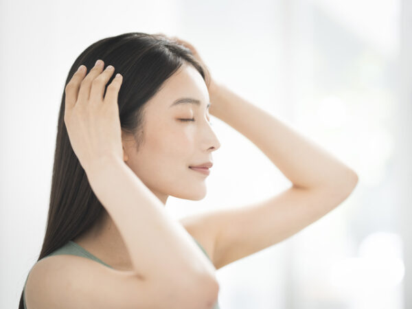 頭皮マッサージと育毛剤でツヤ髪を手に入れる